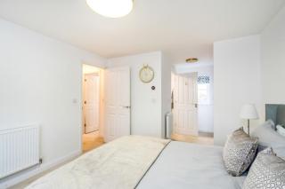 3-Bed Home Chichester with Parking, Ensuite & Garden - 9