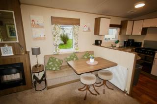 Summer Breeze - Sleeps Six - 1