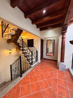 Villa San Lazaro, Alojamiento entero, para 8 personas en Antigua con amplio parqueo y terraza con vistas al volcan - 2