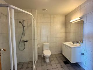 Charming Top Floor Apartment With Balcony - 9