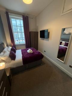 City Centre 4 Bedroom Apartment with Terrace Sleeps 10 by StaySavvy Accommodation - 6