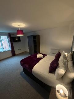 City Centre 4 Bedroom Apartment with Terrace Sleeps 10 by StaySavvy Accommodation - 7