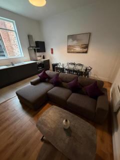 City Centre 4 Bedroom Apartment with Terrace Sleeps 10 by StaySavvy Accommodation - 9