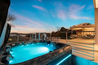 Amazing Ocean and Mountain Views - 4