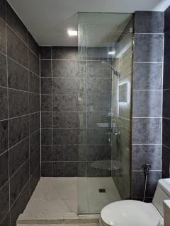 Luxe Spacious Cozy Venice BGC 65inTV Surround Sound - 1