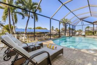 Waterfront Fun with Heated Pool, Dock & Tiki Hut in Cape Coral - Coral Villa Getaway - Roelens - 8