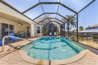 Waterfront Fun with Heated Pool, Dock & Tiki Hut in Cape Coral - Coral Villa Getaway - Roelens - 7