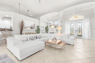 Waterfront Fun with Heated Pool, Dock & Tiki Hut in Cape Coral - Coral Villa Getaway - Roelens - 4