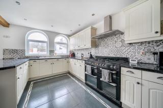 16th-Century Cottage with Separate Studio and Garden, Sleeps 12 - 2