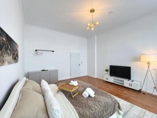 HolidayHome Apartments l Spacious Luxury Apartment in Prenzlauer Berg - 6