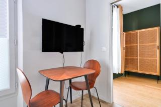Lovely 1BR flat with direct access to subway, tram, and RER - 1