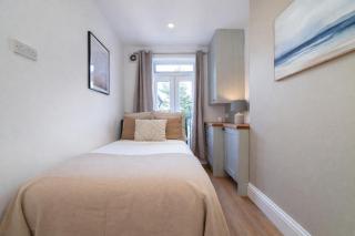 Contemporary 2 Bed Flat by Richmond Park - Colindale - 1