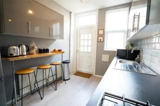 Trendy 5BR Home -WiFi & Parking - 5