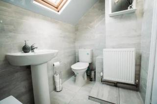 Bright 5BR Home -Free WiFi & Parking- Netflix - 5