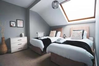 Cosy 5BR Home -Fast WiFi & Parking - Amley - 7