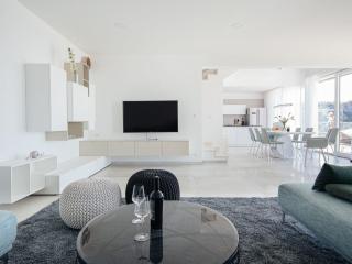 Holiday Home Charmantes Ferienhaus in Vinišće mit Privatem Pool und Meerblick by Interhome - 4