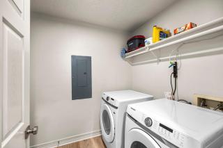 Music-Themed Montrose 2BR Townhome Sleeps 10 with Gated Parking - Houston - 1