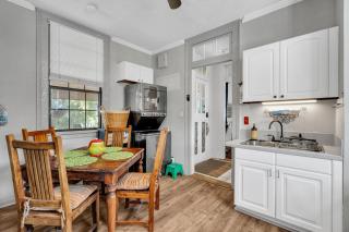 Victorian cottage w gardens & bayou-style porch - 9