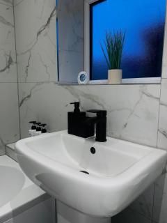 Modern 3-BR Home on Edge of City Center With Free Parking - 5
