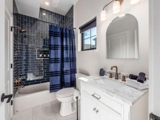 Rooftop Patio, Hot Tub and Games City Escape - 8