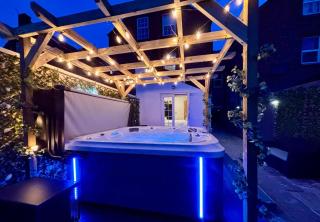 Lethbridge Villa 49 3-bedroom Apartment with private HOT TUB,Fibre WiFi, free parking, sleeps 6 - 7