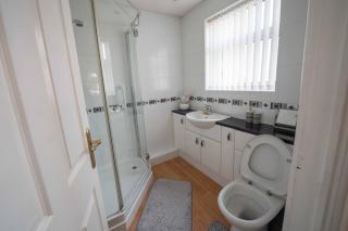 Spacious 3BR House By Kammili Properties in Westhoughton - Free Parking - 6