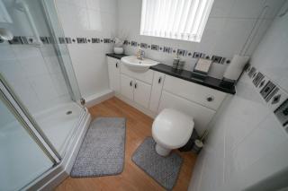 Spacious 3BR House By Kammili Properties in Westhoughton - Free Parking - 3