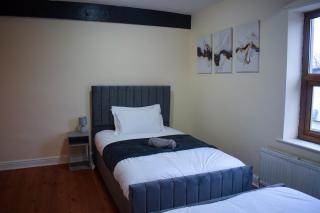 3-bedroom house for contractors in Birstall, Leeds - 5