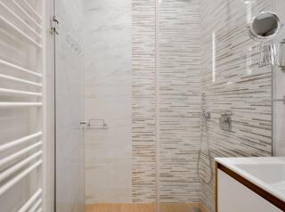 2BR Apt - Parking - Central - 1st floor - ACs - 6