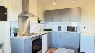 King Bed Flat with Garden, Walks & Private Parking - 8