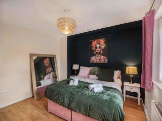 3 Bed Rest Home Middleton M24 Sleeps 8 - 9