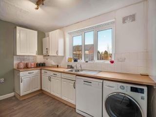 3 Bed Rest Home Middleton M24 Sleeps 8 - 2