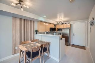 Prime Location in Downtown Seattle- walk to Space Needle - free parking - 7