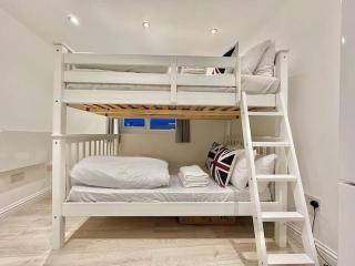 Station-side top-floor studio - 5