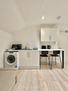 Station-side top-floor studio - 6