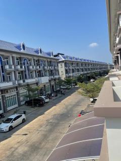 Spacious Modern Home 5BR - 4