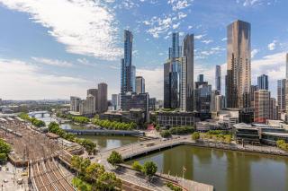Yarra Edge - River & Skyline Views with Shared Pool - 1