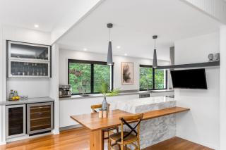 Luxurious Beachside Oasis with Ocean Views - 3