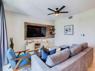 Cute Lakeview 2BR Condo with 2 Clubhouses - 1