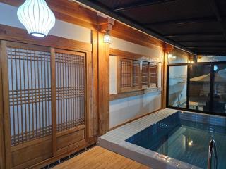Gyeongju Chaehyeondang Hanok Pool Villa - 4