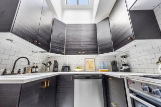 The West Village Penthouse Huge Windows Desk Skylights Cobblestone Street - 3