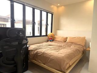 Cozy Japanese - Inspired Home with Balcony - 5