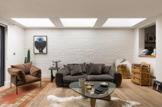 New! Cosy 3BR Split-Level Home with Patio, Chiswick - 0