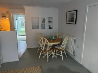 Lymington Haven: Cozy 1-Bedroom Coastal Retreat - 9