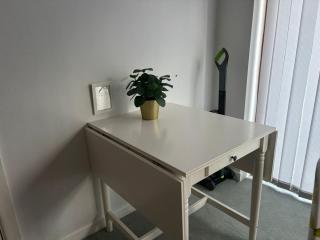 Lymington Haven: Cozy 1-Bedroom Coastal Retreat - 2