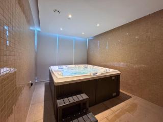 Vogue Vacation Homes, Arjan Opalz by Danube near Science Park, Studio Apartment with Balcony and Vibrant Community View, Access to all Amenities - 5