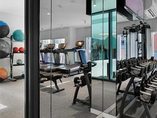 Luxury Penthouse Living With Stunning Balcony - 8