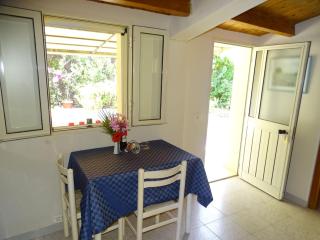 Holiday Home Kleines ruhiges Ferienhaus direkt am Meer by Interhome - 1