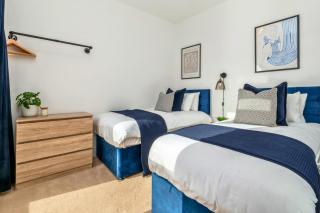 Canalside House Modern and Homely - 5