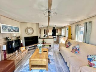 Large Caravan on Forest Edge Park near Ringwood - 9
